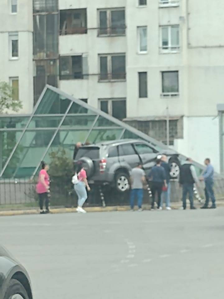  Кола се качи върху метростанция 